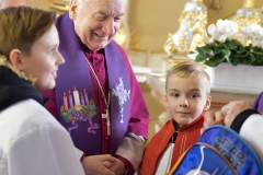 wizytacja_biskupa_ksiazeczki_komunijne (1)