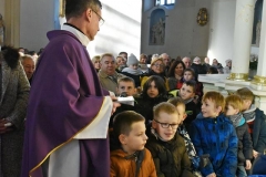 wizytacja_biskupa_ksiazeczki_komunijne (16)