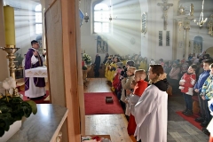 wizytacja_biskupa_ksiazeczki_komunijne (28)