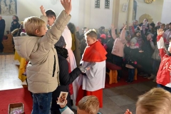wizytacja_biskupa_ksiazeczki_komunijne (34)