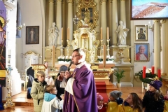 wizytacja_biskupa_ksiazeczki_komunijne (35)