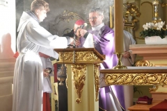 wizytacja_biskupa_ksiazeczki_komunijne (4)